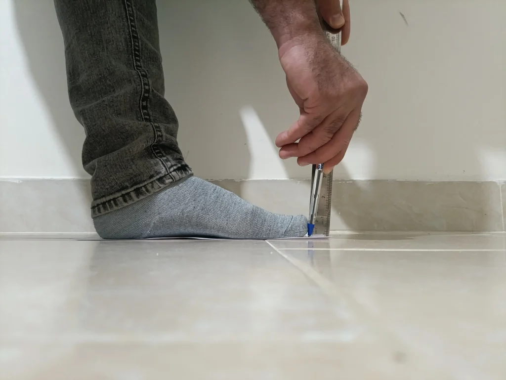 با استفاده از خط کش و خودکار و برگه A4 می توان اندازه پا را مشخص کرد
