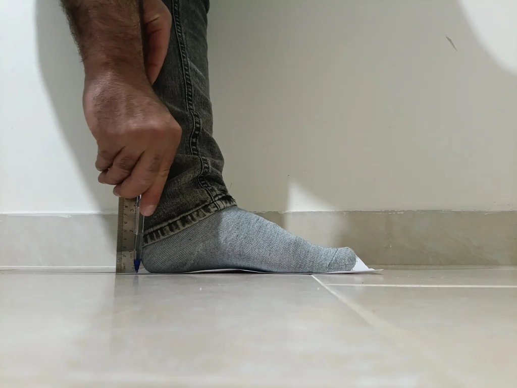 برای اندازه گیری درست سایز پا باید خط کش را به پشت پا تیکه داده علامت بزنید 